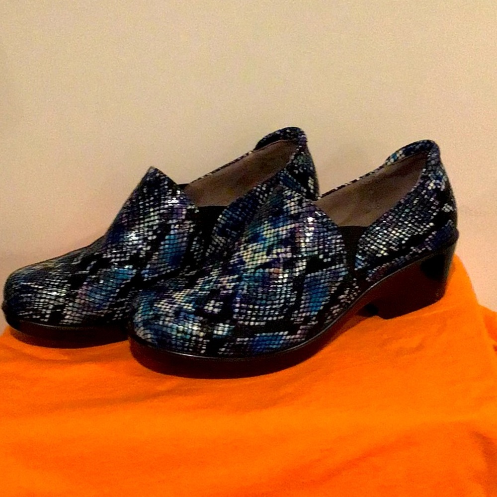 Naturalizer sz 9 blue snakeskin w/2in heel platform
